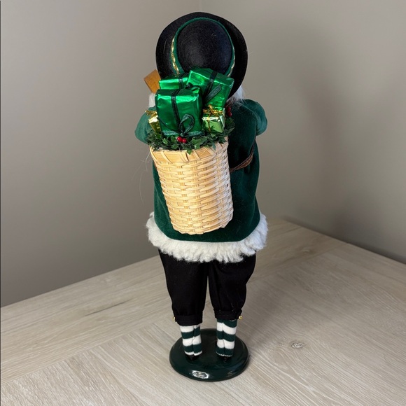 Byers Choice 2007 Irish Santa with Drum and Basket of Presents - Picture 7 of 12